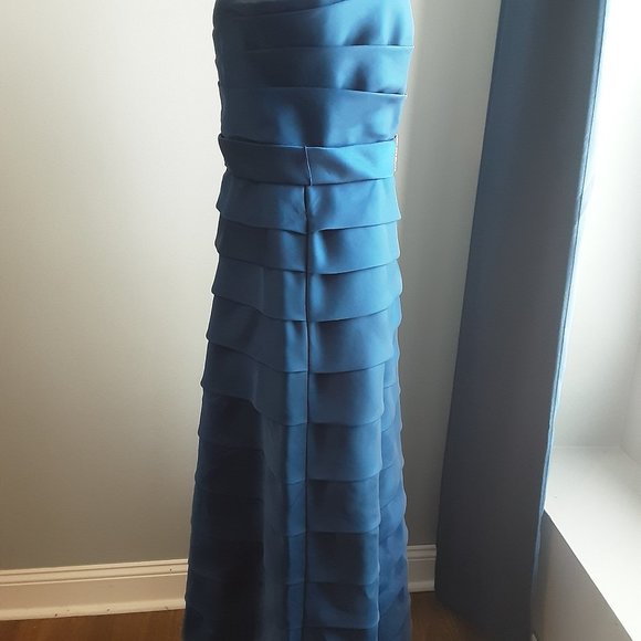 Evening Gown by JS COLLECTIONS - Picture 6 of 14